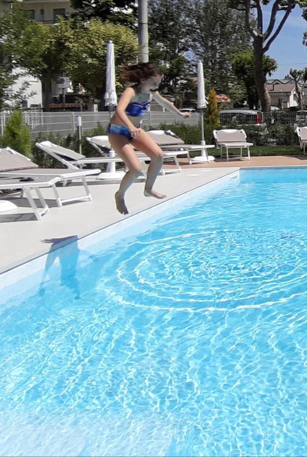 Hotel Ermeti B&B Brunch Riccione Dış mekan fotoğraf