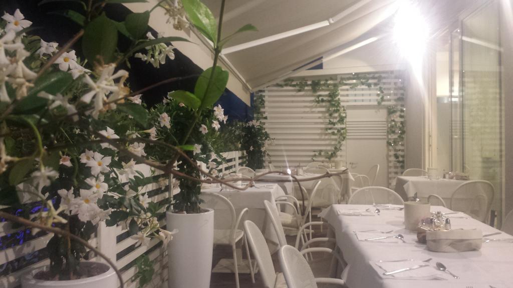 Hotel Ermeti B&B Brunch Riccione Dış mekan fotoğraf